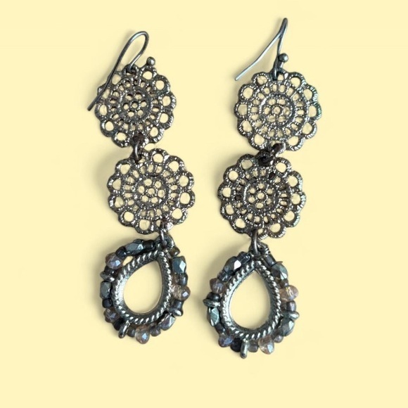 Jewelry - Boho chic gold dangly earrings